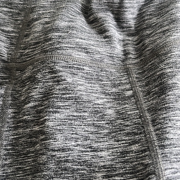 VICTORIA’s SECREt HEATHER GREY CAPRIS LEGGINGS - Picture 2 of 6